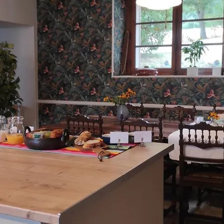 Logis Du Poirier Bed & Breakfast *