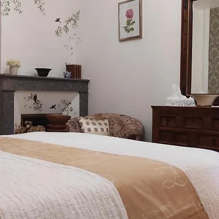 Logis Du Poirier Bed & Breakfast *