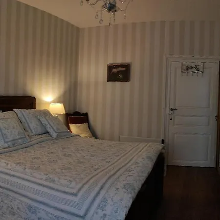 Logis Du Poirier Bed & Breakfast *