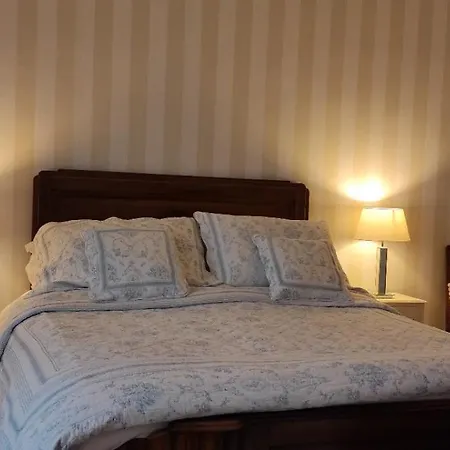 Logis Du Poirier Bed & Breakfast