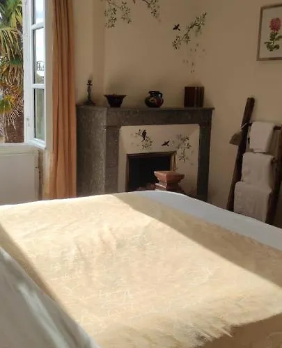 Logis Du Poirier Alojamento de Acomodação e Pequeno-almoço Juignac