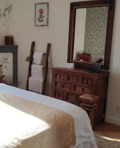 Alojamento de Acomodação e Pequeno-almoço Logis Du Poirier 3*