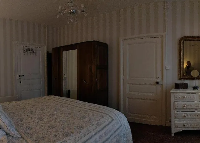 Alojamento de Acomodação e Pequeno-almoço Logis Du Poirier 3*