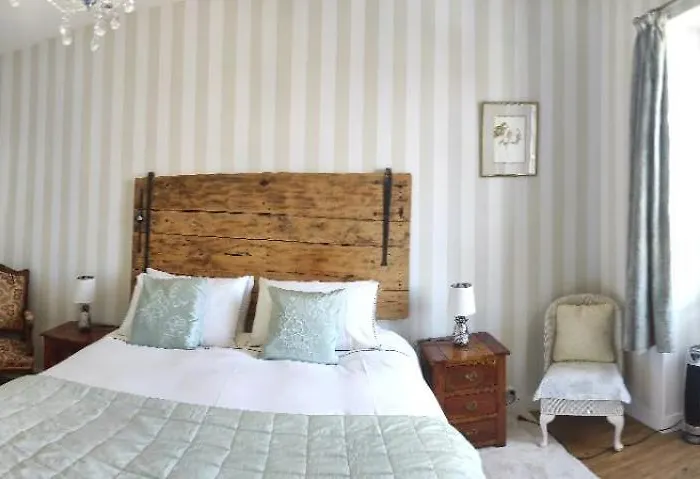 Alojamento de Acomodação e Pequeno-almoço Logis Du Poirier 3*