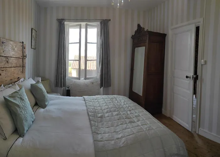 Logis Du Poirier Alojamento de Acomodação e Pequeno-almoço 3*